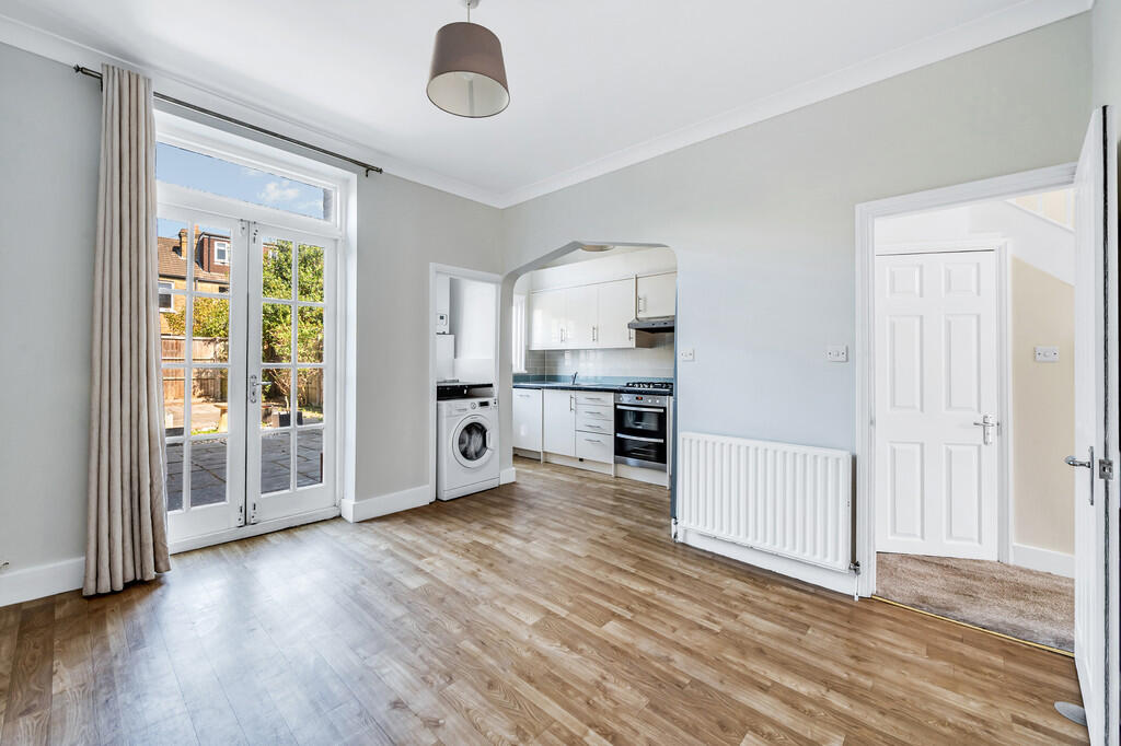 4 bed End of Terrace for rent in Brentford. From Russell Collins