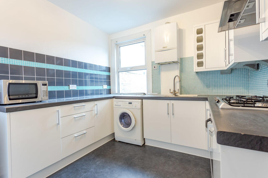 1 bed 1st Floor Flat for rent in Brentford. From Russell Collins