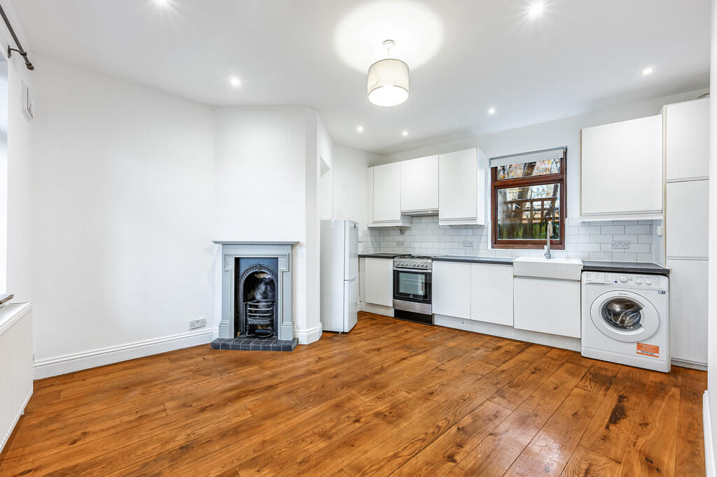 1 bed House (unspecified) for rent in Brentford. From Russell Collins
