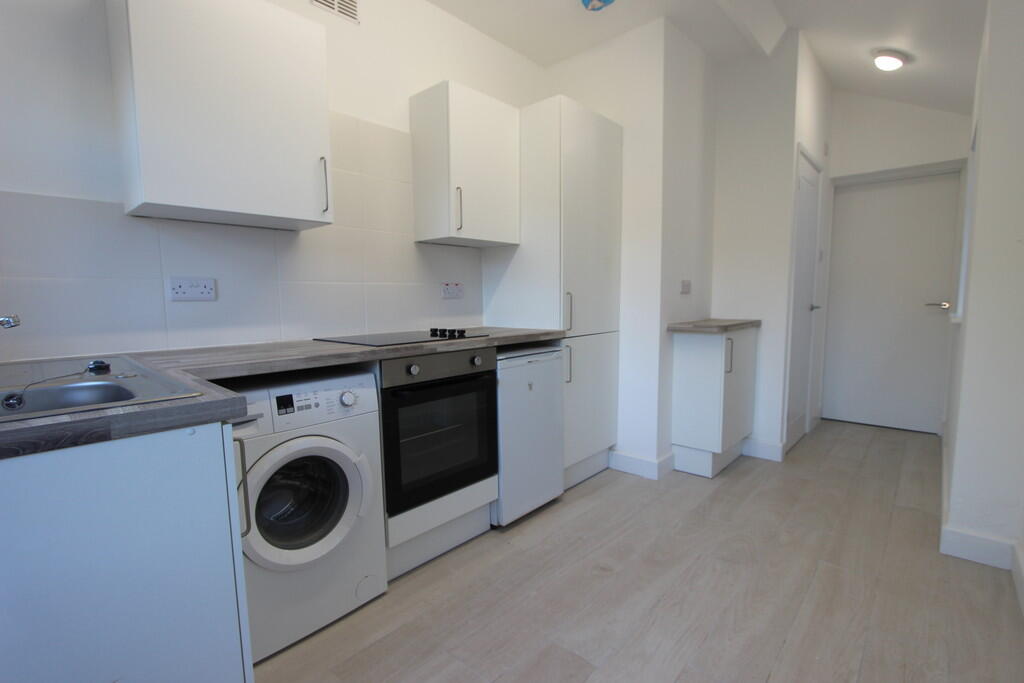 4 bed Studio for rent in Gosmore. From D + J Lettings - Hitchin