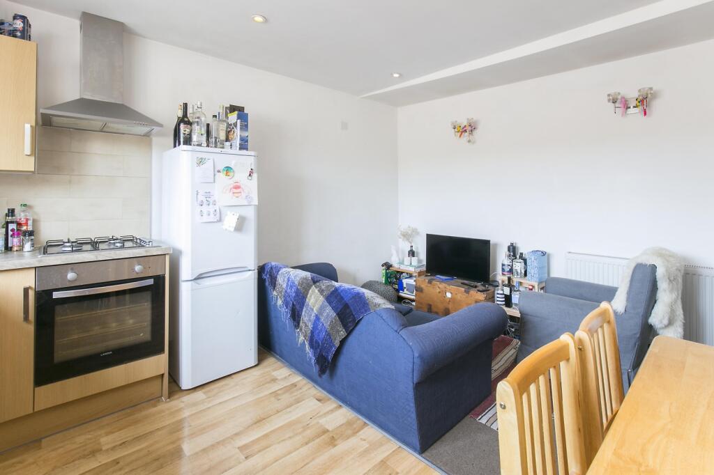 3 bed 1st Floor Flat for rent in London. From Samuel Estates