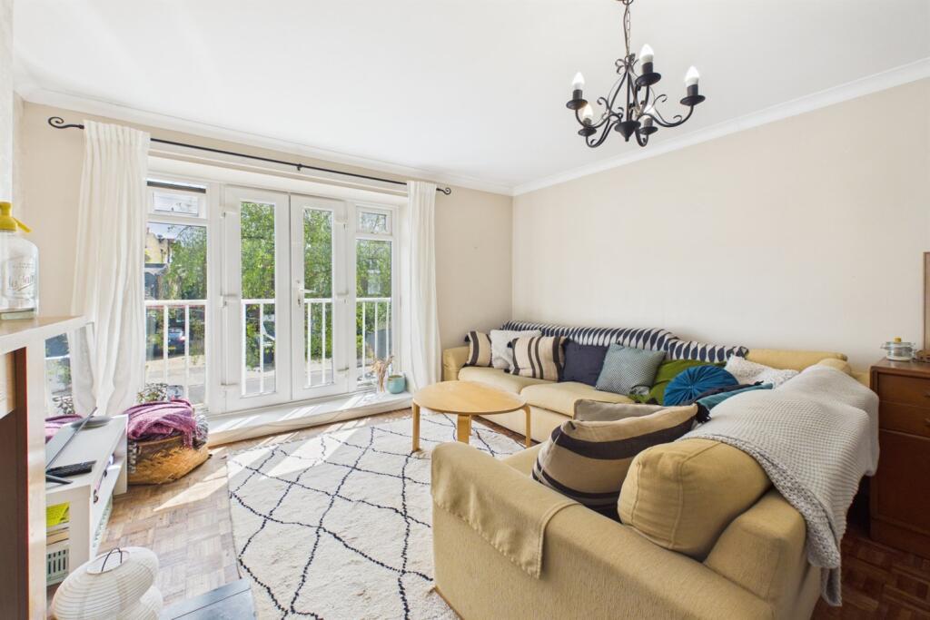 3 bed 1st Floor Flat for rent in London. From Samuel Estates