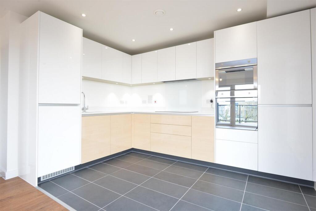 2 bed Apartment for rent in Romford. From Samuel Estates