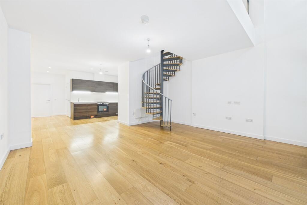 2 bed 1st Floor Flat for rent in London. From Samuel Estates
