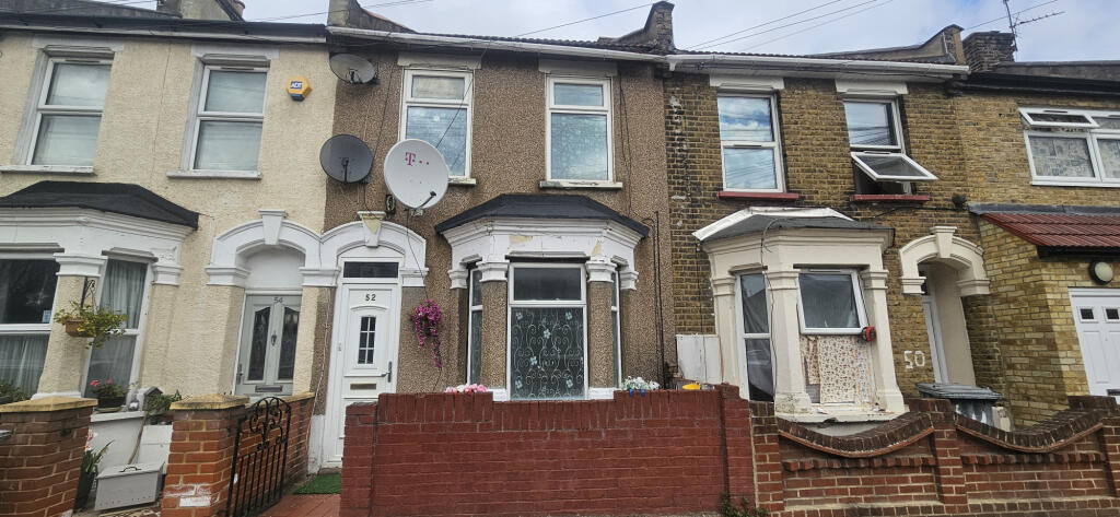 4 bed Mid Terraced House for rent in London. From Samuel King - Canning Town