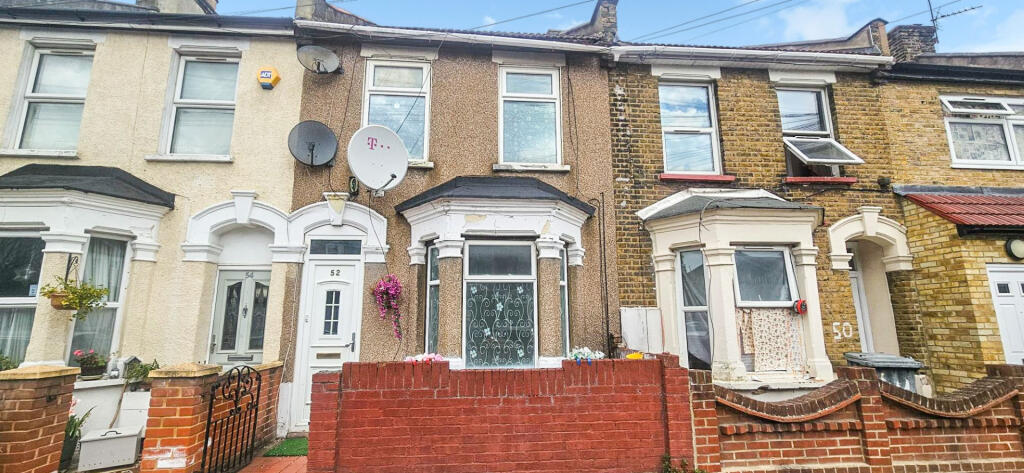 4 bed Mid Terraced House for rent in London. From Samuel King - Canning Town