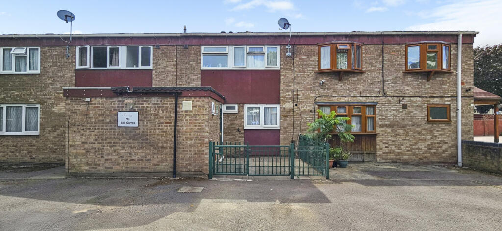 4 bed Mid Terraced House for rent in West Ham. From Samuel King - Canning Town