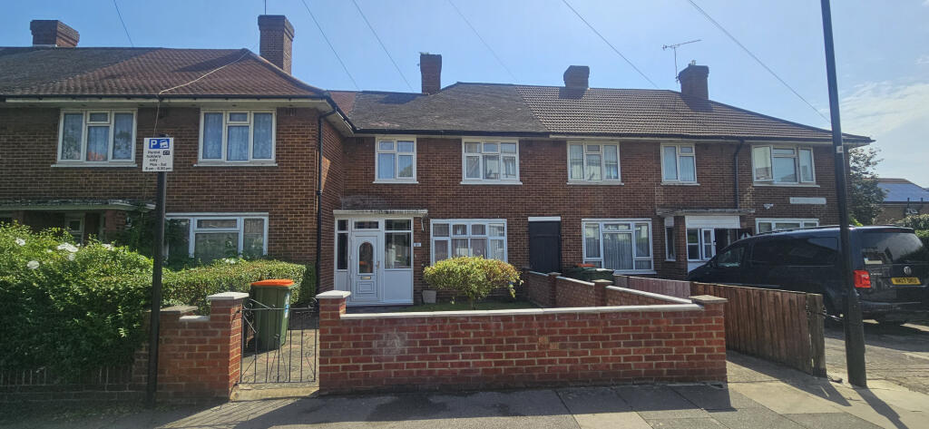 3 bed Mid Terraced House for rent in Poplar. From Samuel King - Canning Town