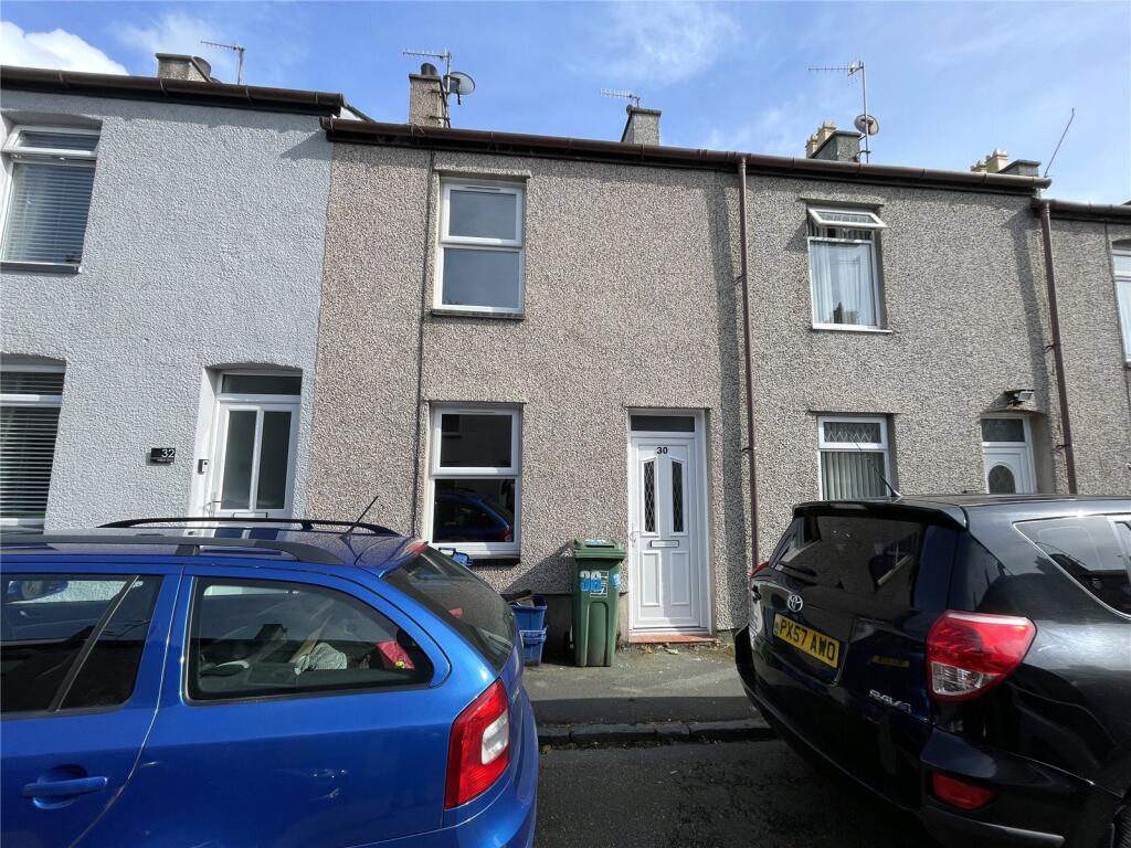 2 bed Mid Terraced House for rent in Caernarfon. From Dafydd Hardy - Caernarfon