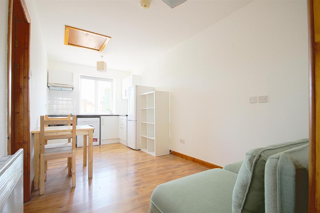 2 bed 1st Floor Flat for rent in Greenford. From Sargeants - Ealing