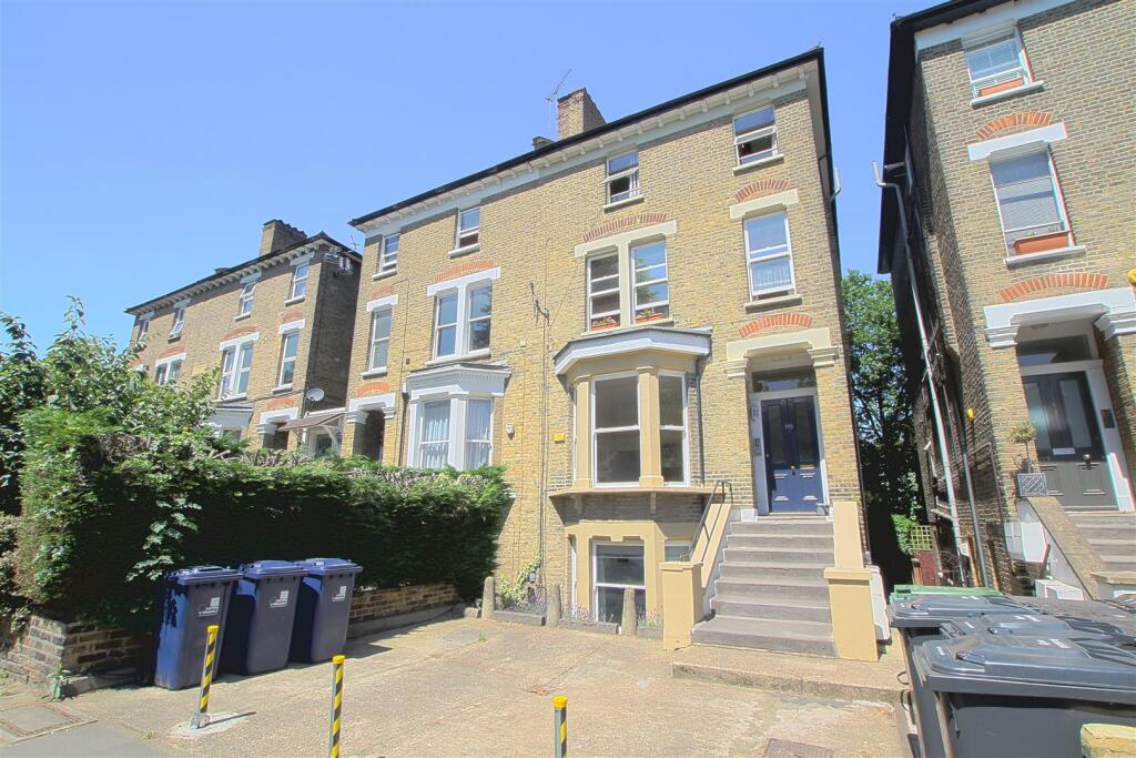 2 bed 1st Floor Flat for rent in London. From Sargeants - Ealing
