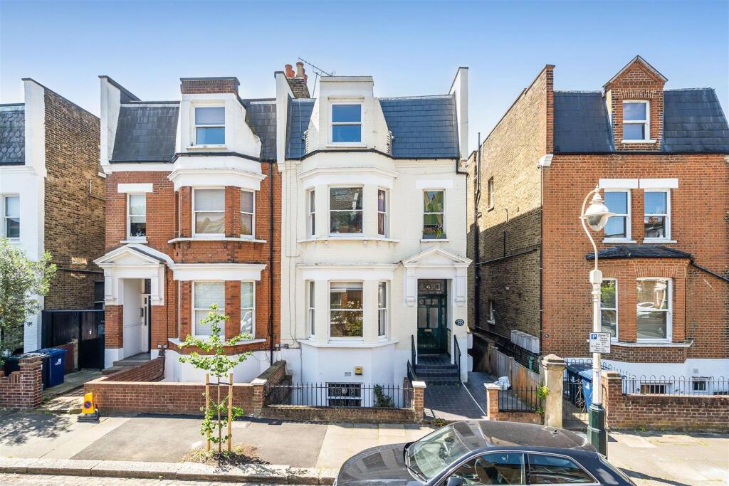 2 bed 1st Floor Flat for rent in Brentford. From Sargeants - Ealing