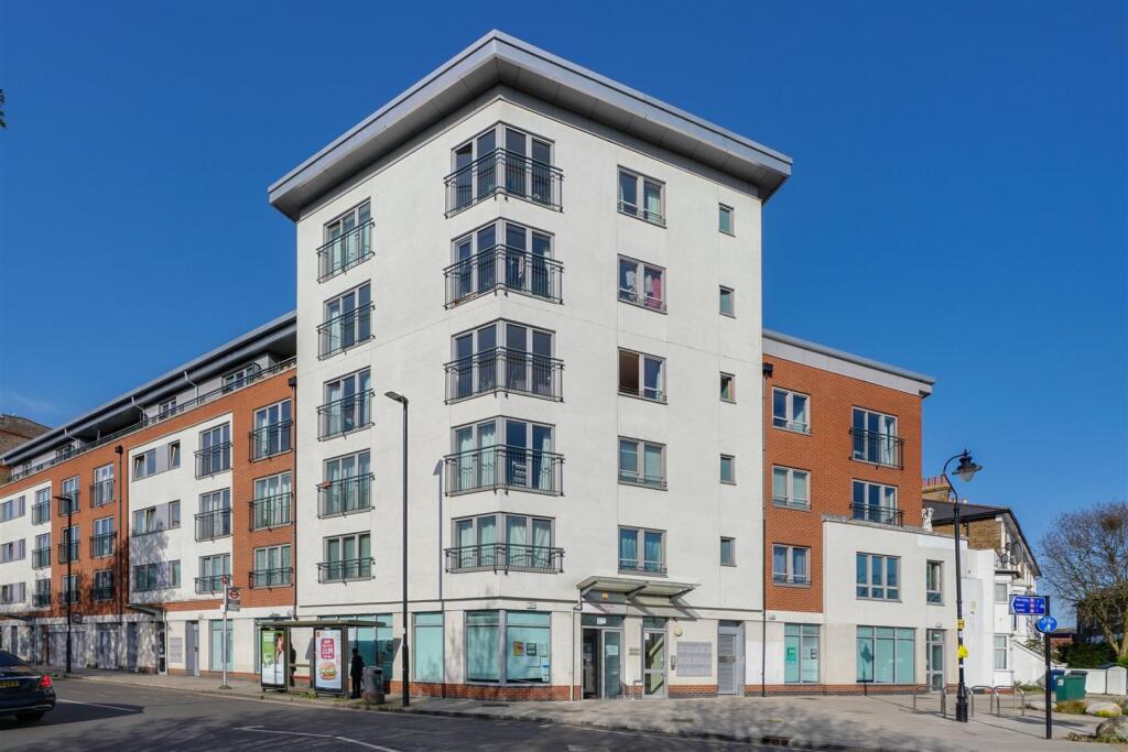 1 bed Apartment for rent in Greenford. From Sargeants - Ealing