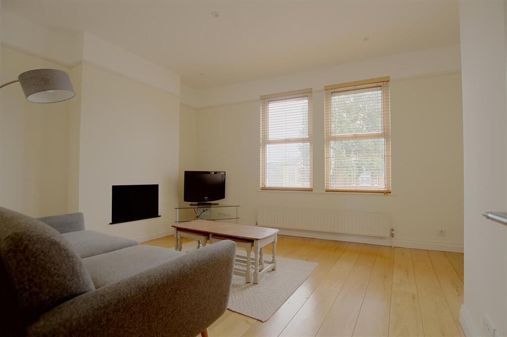 2 bed 1st Floor Flat for rent in Brentford. From Sargeants - Ealing