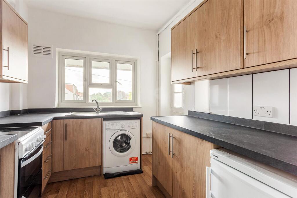 2 bed 1st Floor Flat for rent in Brentford. From Sargeants - Ealing