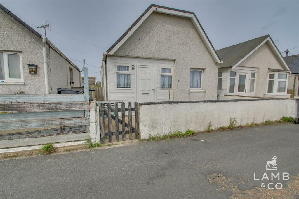 2 bed Detached bungalow for rent in Jaywick. From Scott Sheen and Partners