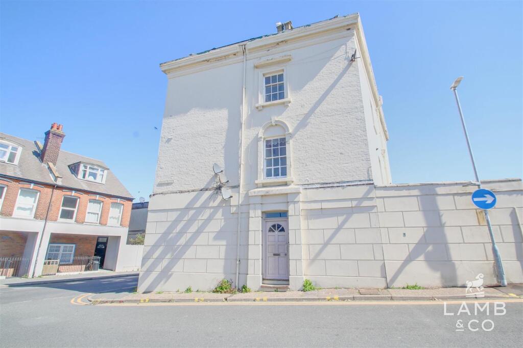 2 bed 1st Floor Flat for rent in Harwich. From Lamb & Co - Clacton on Sea