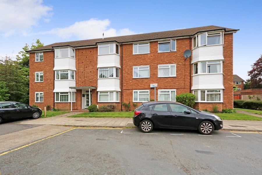 2 bed Apartment for rent in Surbiton. From Seymours Estate Agents - Surbiton