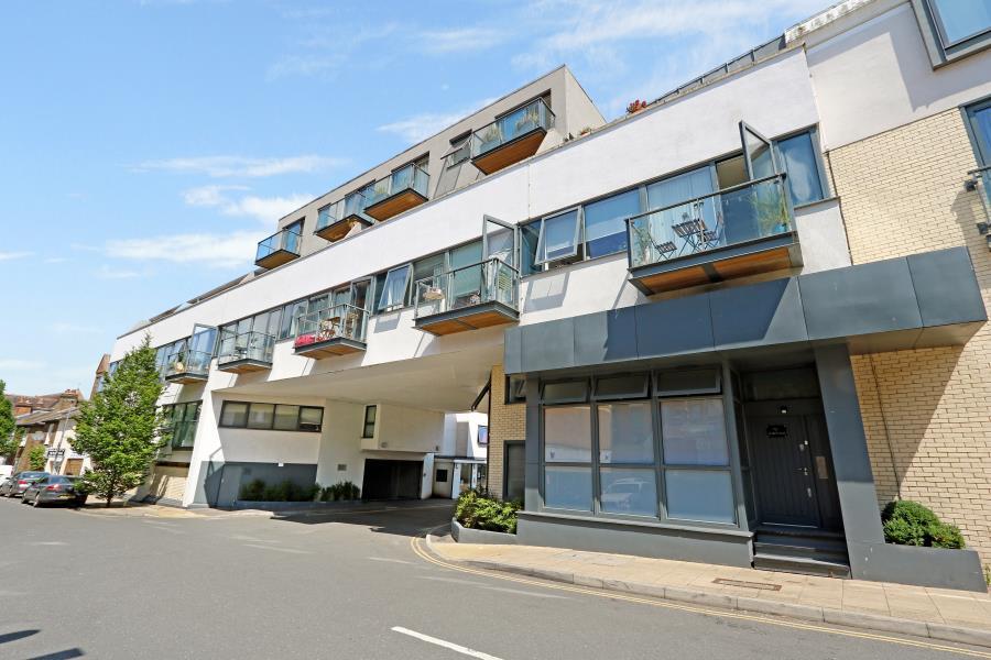 2 bed Apartment for rent in Surbiton. From Seymours Estate Agents - Surbiton