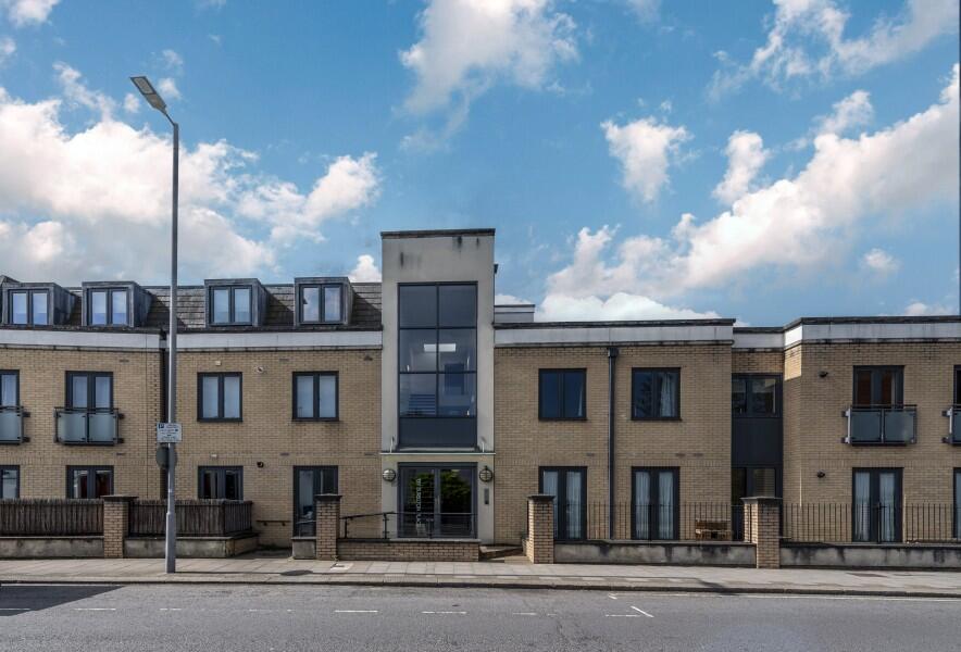 2 bed Apartment for rent in Surbiton. From Seymours Estate Agents - Surbiton