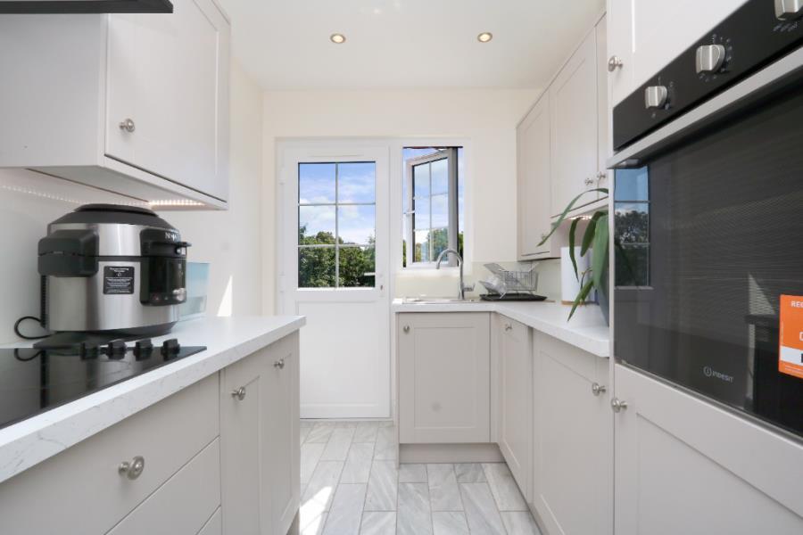 2 bed Apartment for rent in Surbiton. From Seymours Estate Agents - Surbiton