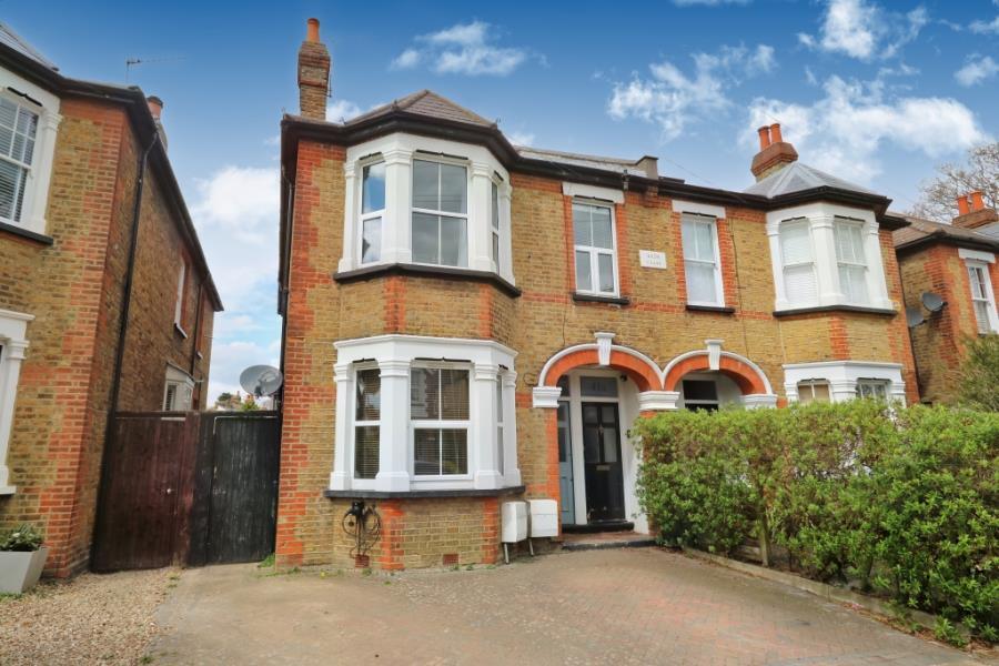 3 bed Apartment for rent in Surbiton. From Seymours Estate Agents - Surbiton