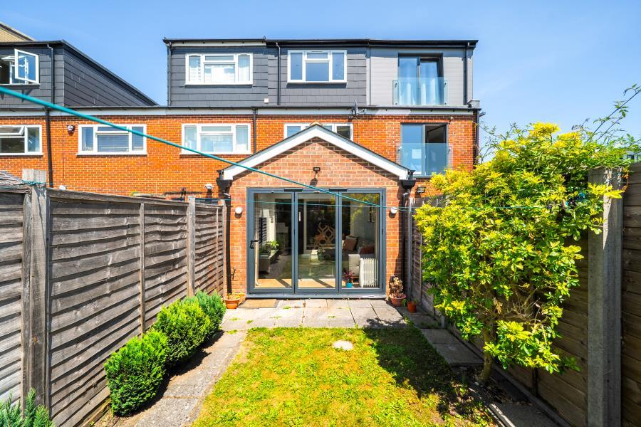 4 bed Mid Terraced House for rent in Surbiton. From Seymours Estate Agents - Surbiton