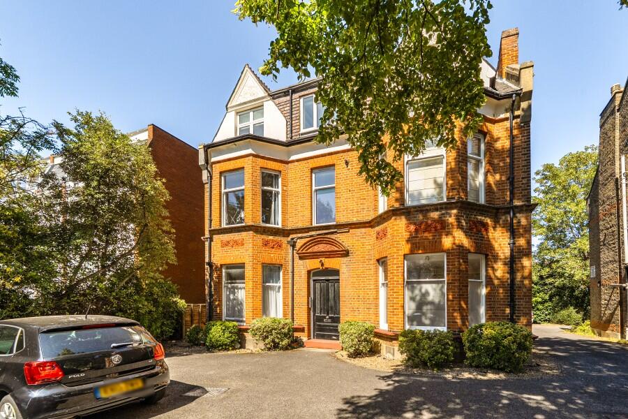 3 bed Apartment for rent in Surbiton. From Seymours Estate Agents - Surbiton
