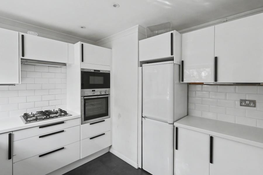 2 bed Apartment for rent in Surbiton. From Seymours Estate Agents - Surbiton