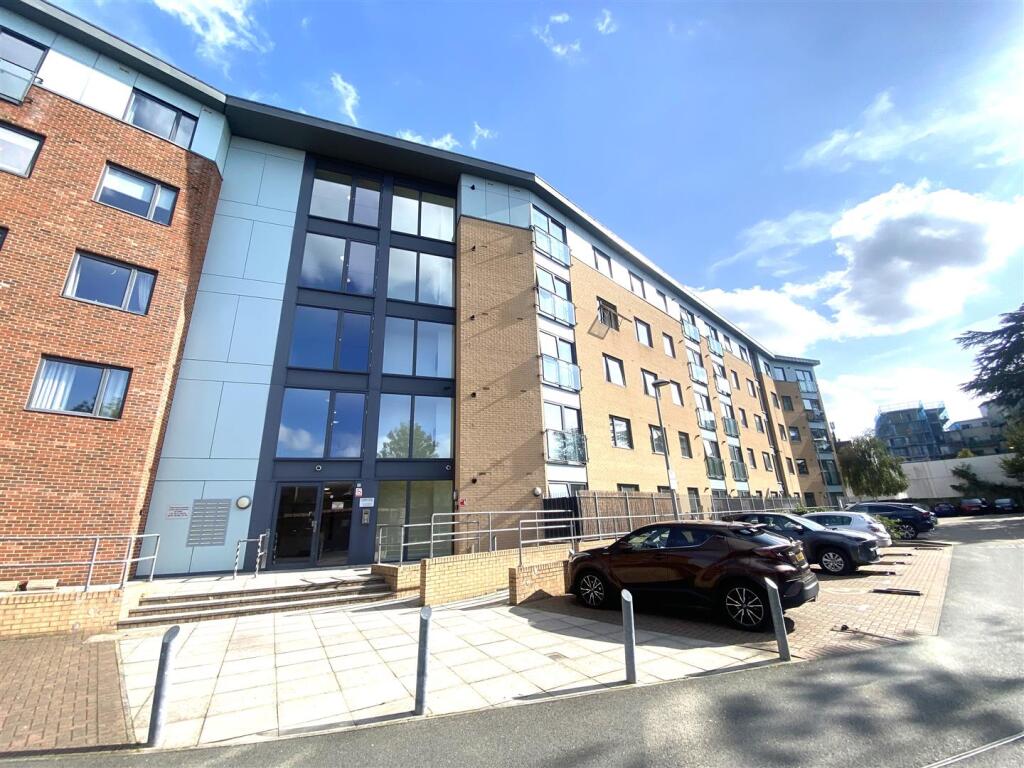2 bed 1st Floor Flat for rent in Hounslow. From Shaw & Co 2 bed 1st Floor Flat for rent in Hounslow. From Shaw & Co