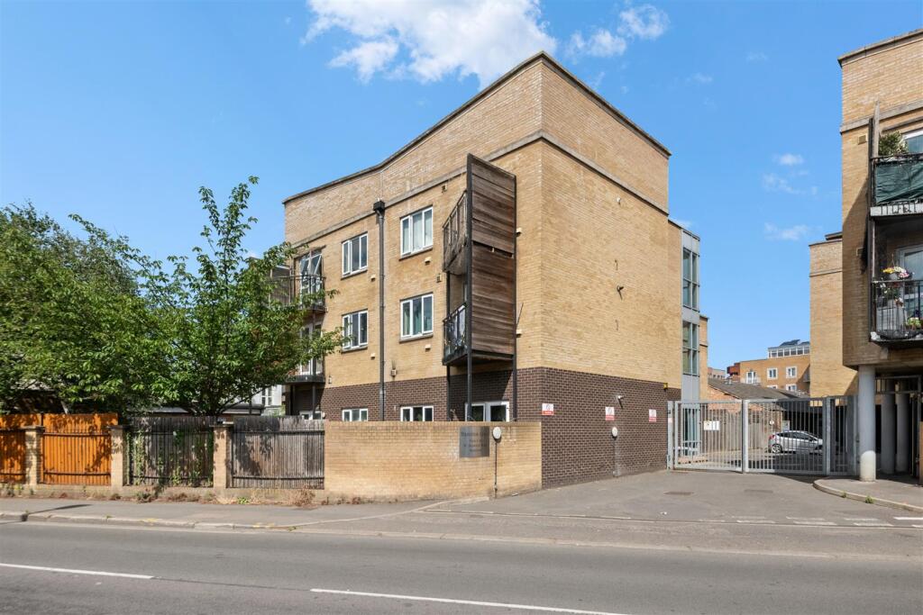 1 bed 1st Floor Flat for rent in Hounslow. From Shaw & Co