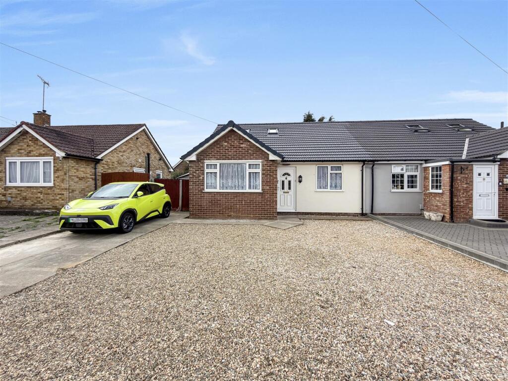 3 bed Semi-detached bungalow for rent in Feltham. From Shaw & Co 3 bed Semi-detached bungalow for rent in Feltham. From Shaw & Co
