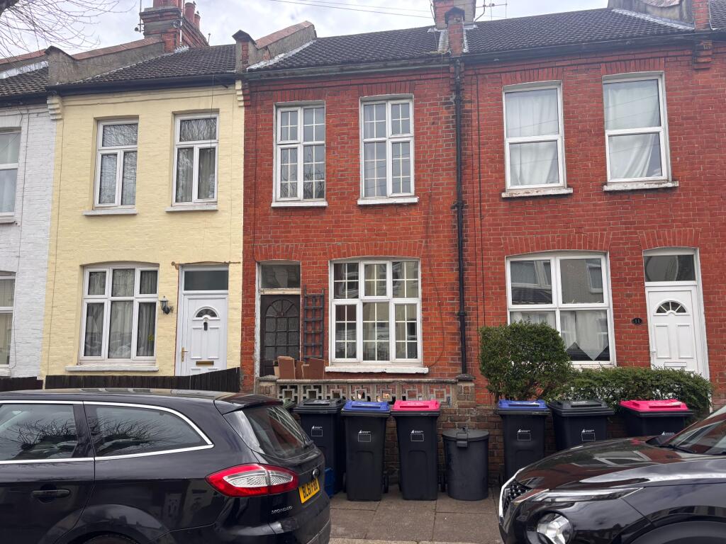 2 bed Mid Terraced House for rent in Southend-on-Sea. From Shore Sales & Lettings - Leigh-On-Sea
