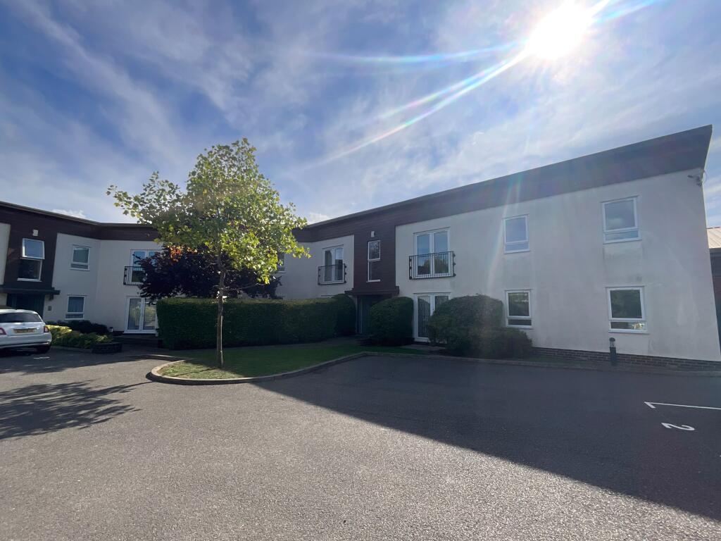 2 bed Apartment for rent in Daws Heath. From Shore Sales & Lettings - Leigh-On-Sea 2 bed Apartment for rent in Daws Heath. From Shore Sales & Lettings - Leigh-On-Sea