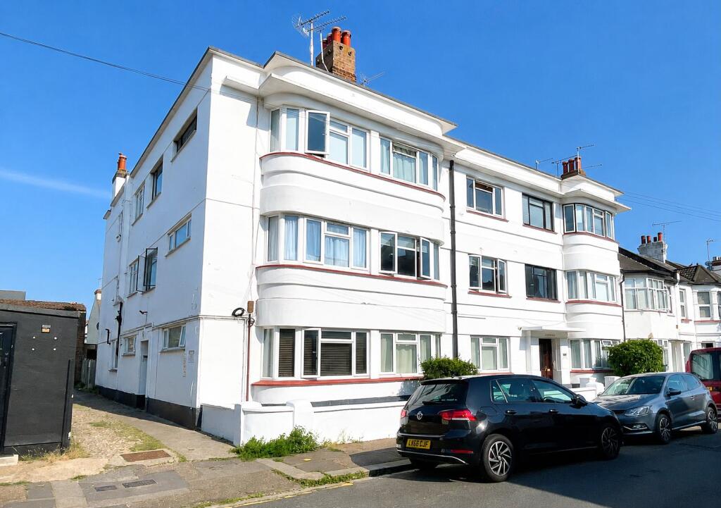2 bed 1st Floor Flat for rent in Southend-on-Sea. From Shore Sales & Lettings - Leigh-On-Sea