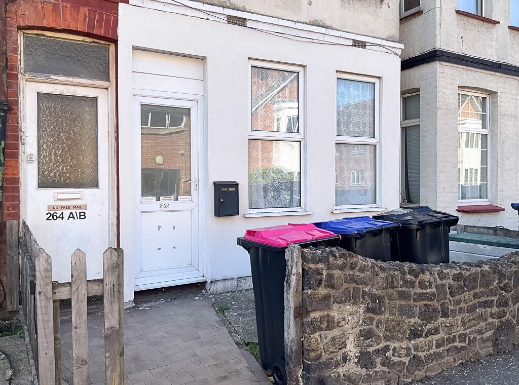 2 bed 1st Floor Flat for rent in Southend-on-Sea. From Shore Sales & Lettings - Leigh-On-Sea 2 bed 1st Floor Flat for rent in Southend-on-Sea. From Shore Sales & Lettings - Leigh-On-Sea