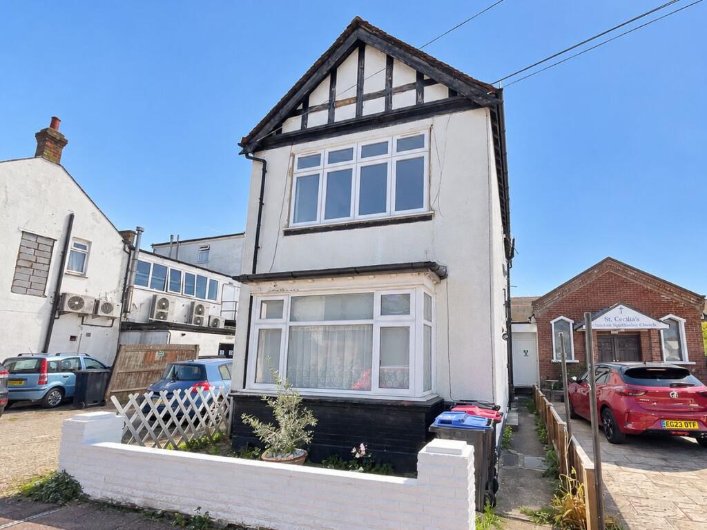 1 bed 1st Floor Flat for rent in Southend-on-Sea. From Shore Sales & Lettings - Leigh-On-Sea