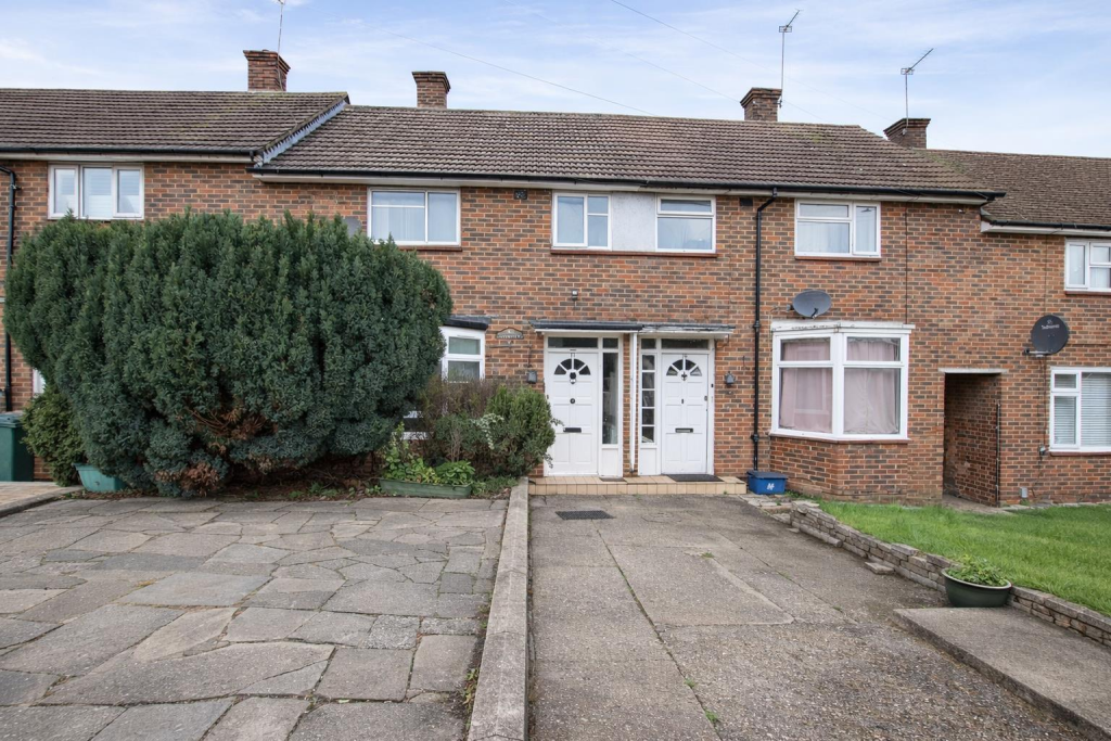 3 bed Mid Terraced House for rent in Borehamwood. From Simmons Estates - Borehamwood