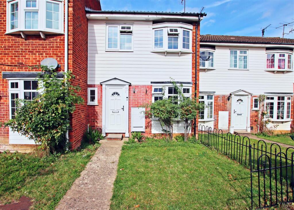3 bed Mid Terraced House for rent in Borehamwood. From Simmons Estates - Borehamwood 3 bed Mid Terraced House for rent in Borehamwood. From Simmons Estates - Borehamwood