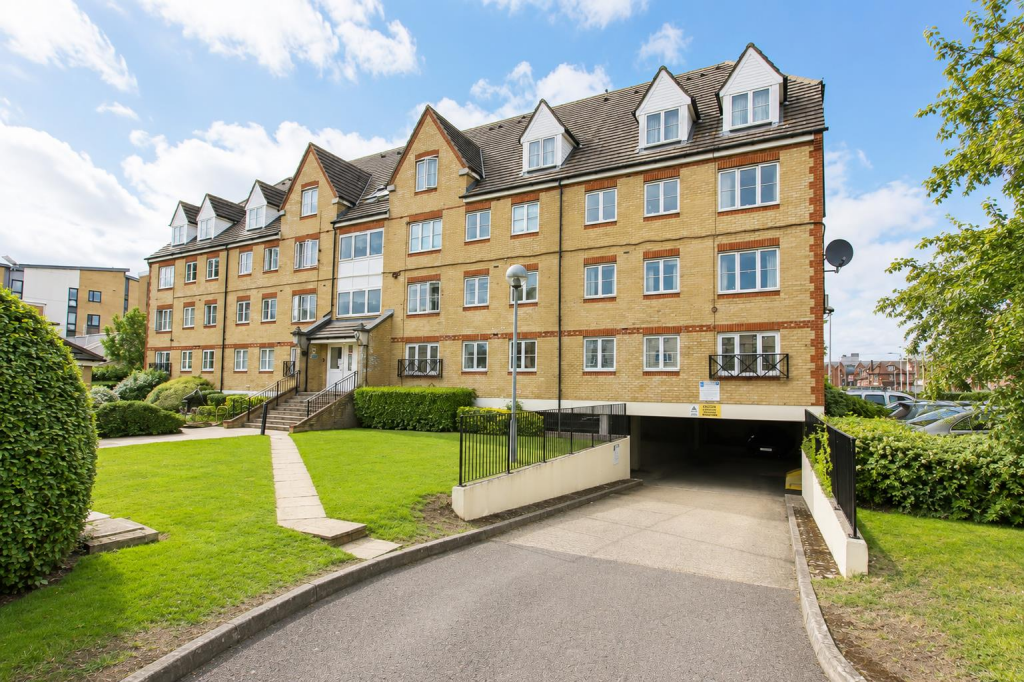2 bed 1st Floor Flat for rent in Borehamwood. From Simmons Estates - Borehamwood