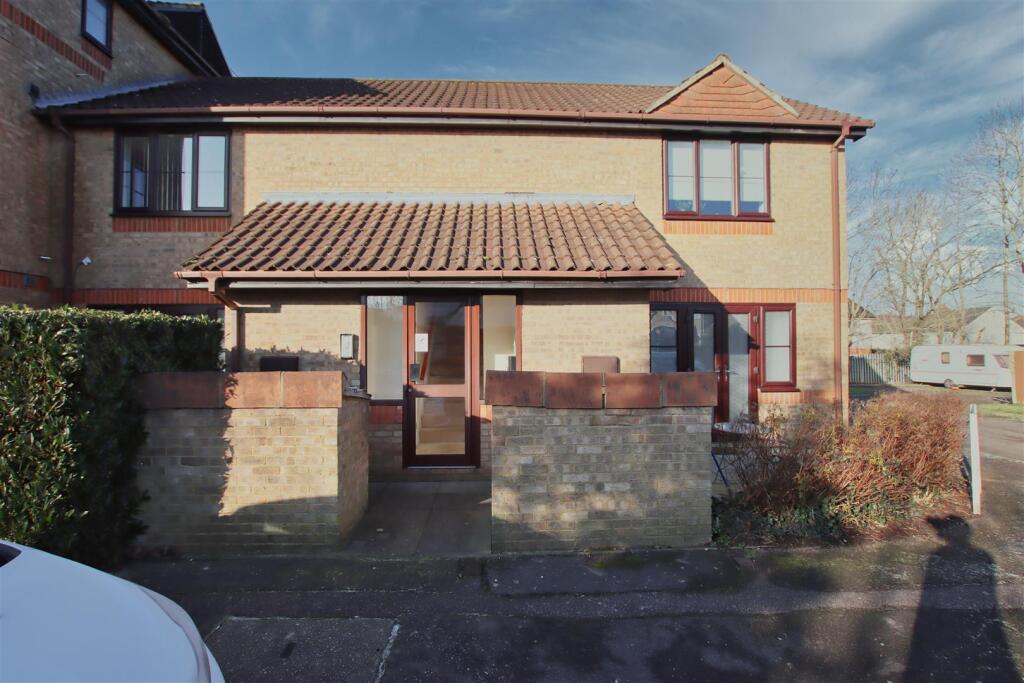 4 bed Studio for rent in Borehamwood. From Simmons Estates - Borehamwood 4 bed Studio for rent in Borehamwood. From Simmons Estates - Borehamwood
