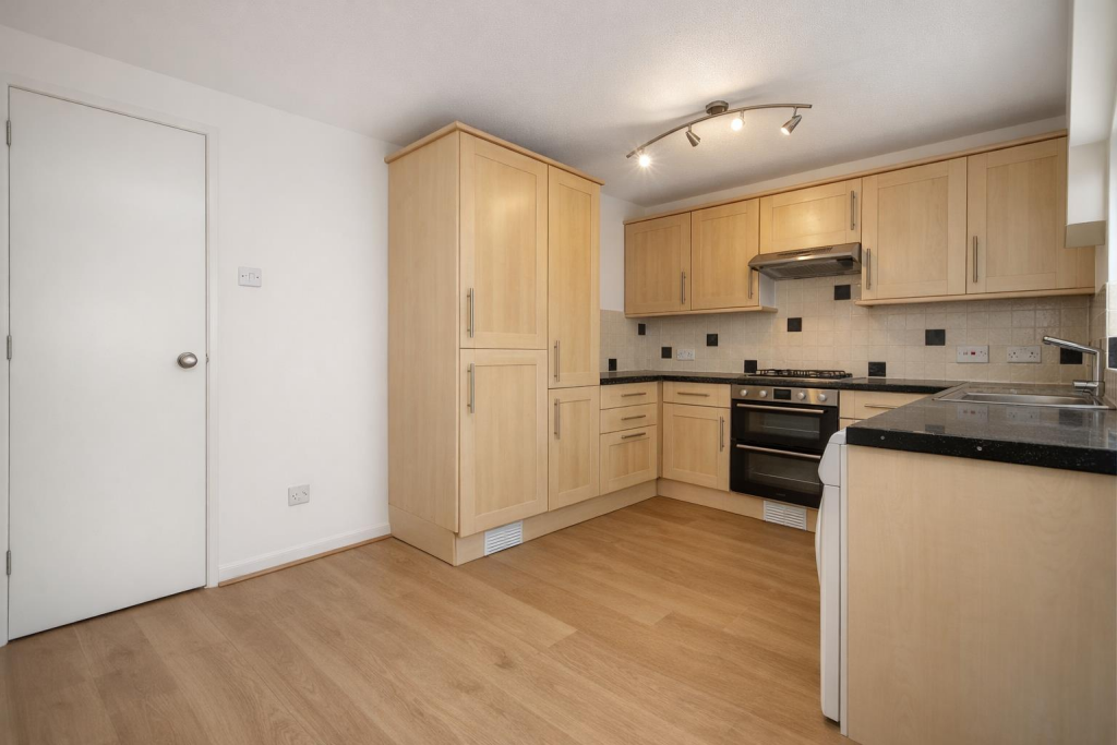 2 bed Mid Terraced House for rent in Borehamwood. From Simmons Estates - Borehamwood