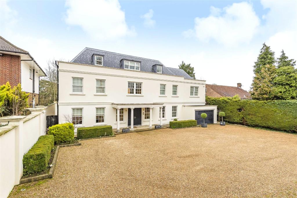 7 bed Detached House for rent in Hadley Wood. From Statons