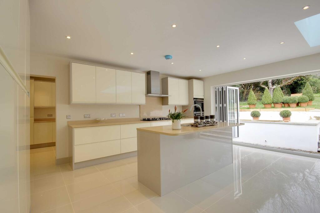 5 bed Detached House for rent in Barnet. From Statons