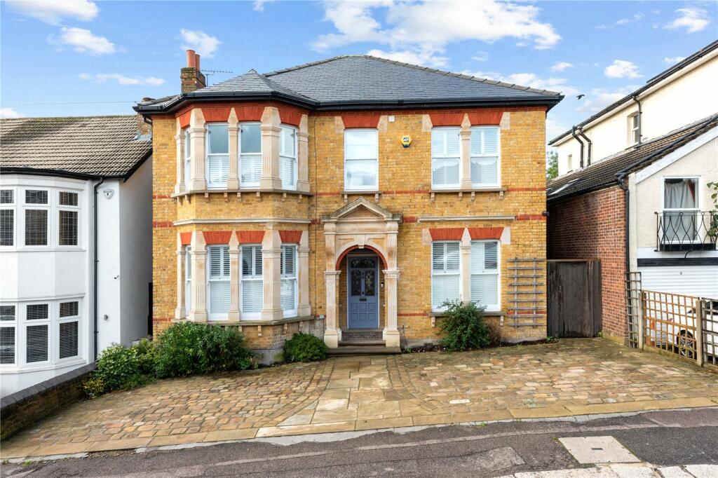 4 bed Detached House for rent in Barnet. From Statons