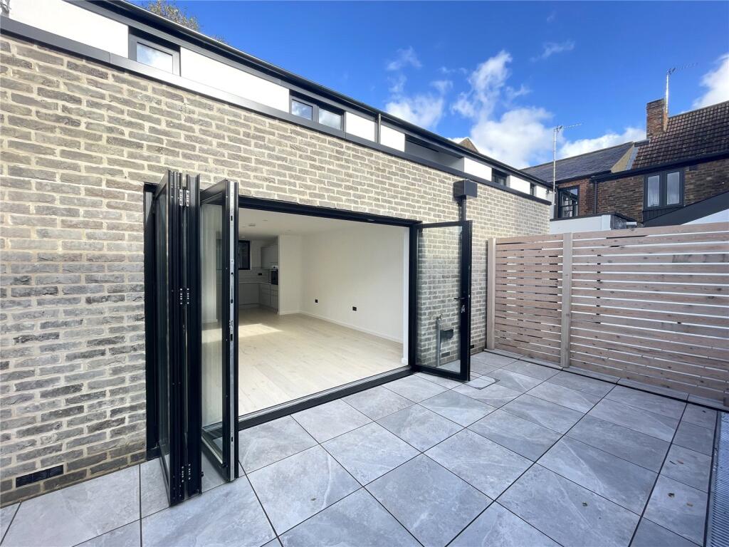 2 bed Mid Terraced House for rent in Barnet. From Statons 2 bed Mid Terraced House for rent in Barnet. From Statons
