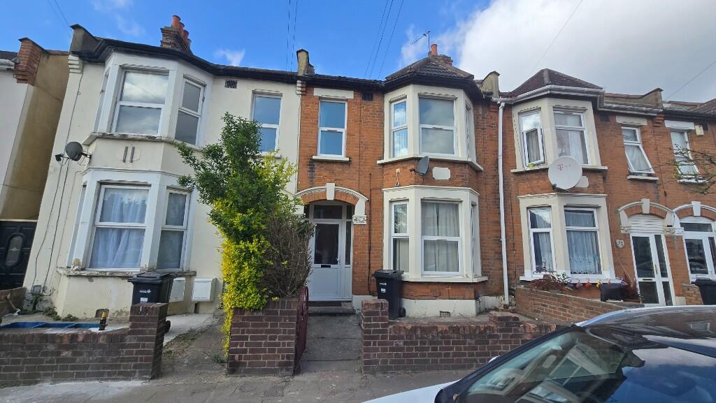3 bed Mid Terraced House for rent in London. From Stein McBride Property Co. Limited - London & Essex