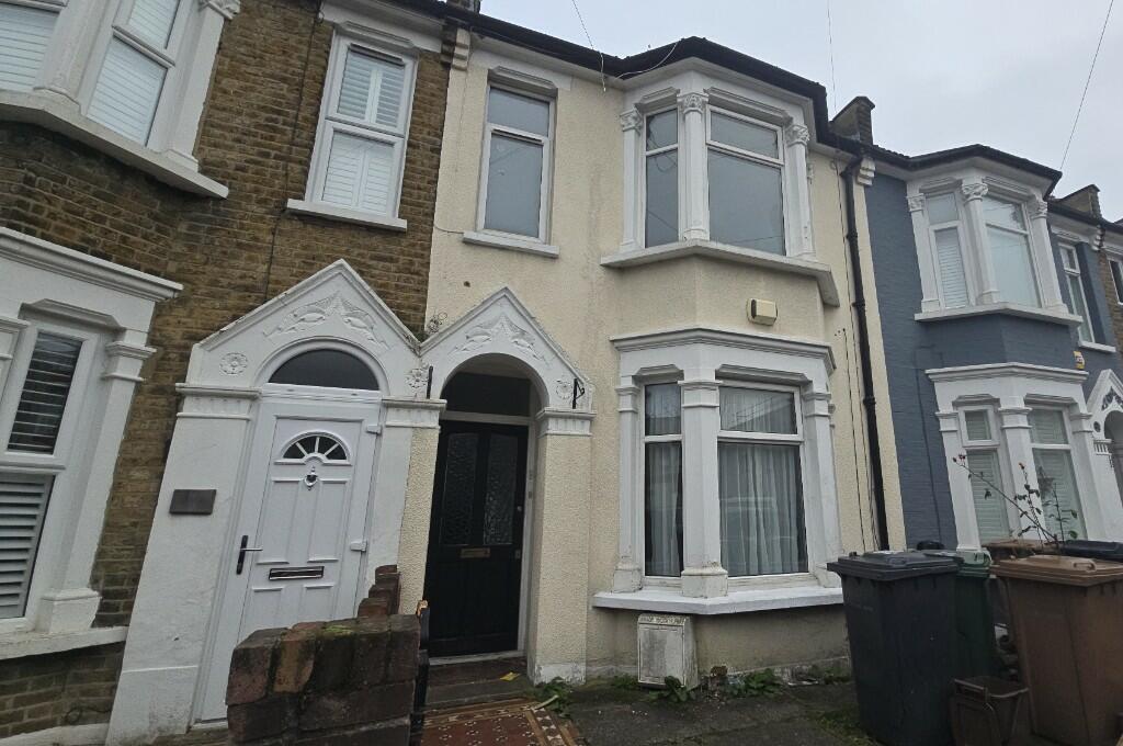 4 bed Mid Terraced House for rent in London. From Stein McBride Property Co. Limited - London & Essex 4 bed Mid Terraced House for rent in London. From Stein McBride Property Co. Limited - London & Essex