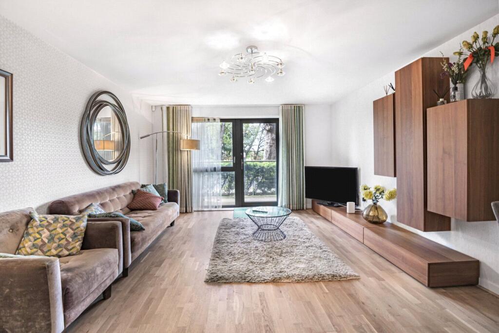3 bed Apartment for rent in Poplar. From Stirling Ackroyd - Canary Wharf