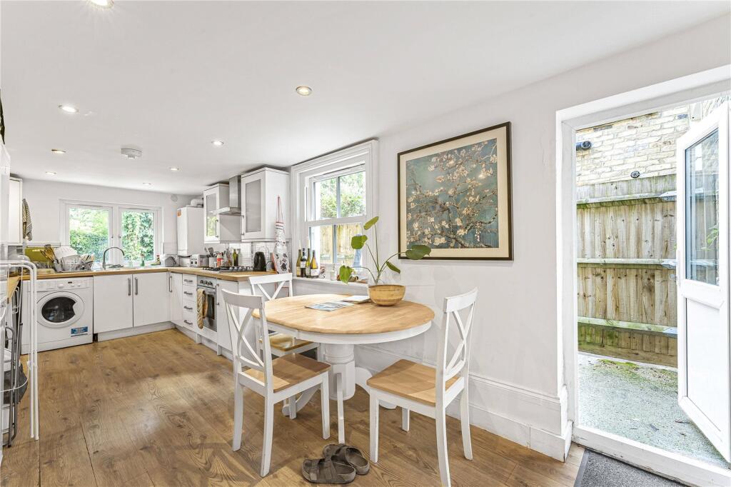 4 bed Mid Terraced House for rent in London. From Stirling Ackroyd - Canary Wharf